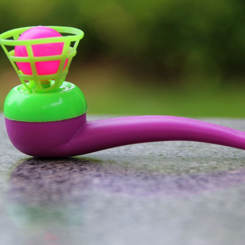 5pcs Drijvende Bal Lucht Schorsingen Plastic Party Blow Pijp Bal Waait Bal Voor Kinderen Willekeurige Kleuren