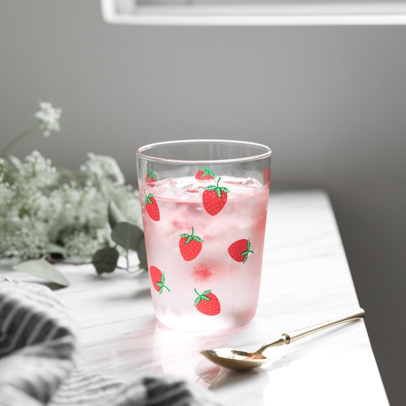 Jordgubbsglas internet kändis ins stil mjölk te kopp söt hushåll mjölk kopp klart vatten kopp juice kopp