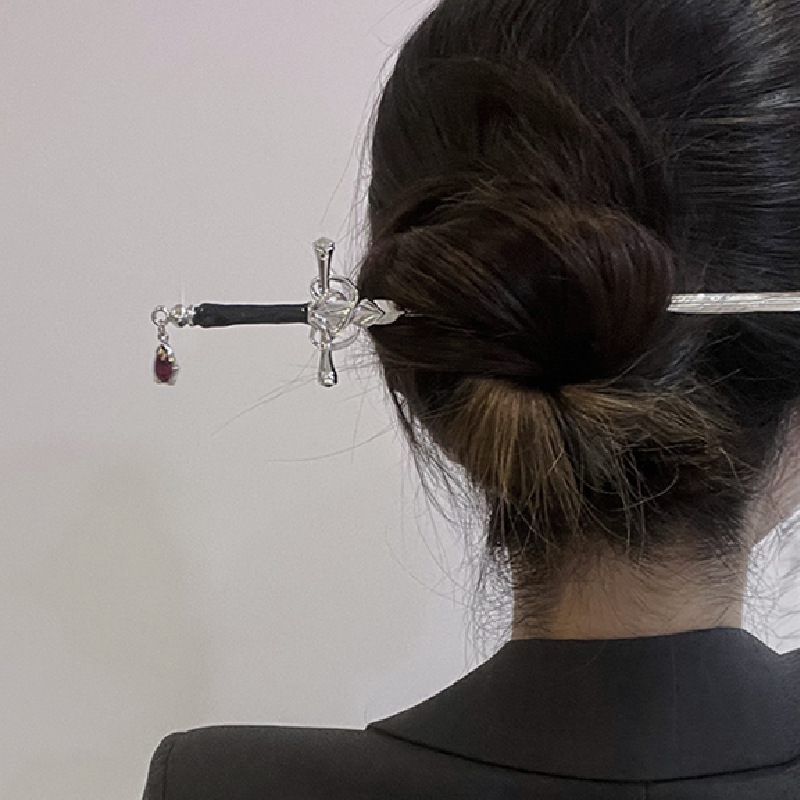 Horquilla con colgante de rubí y espada china para mujer, palo de pelo Punk Vintage, tocado de personalidad de , borla de Metal, accesorio de Clip para el cabello