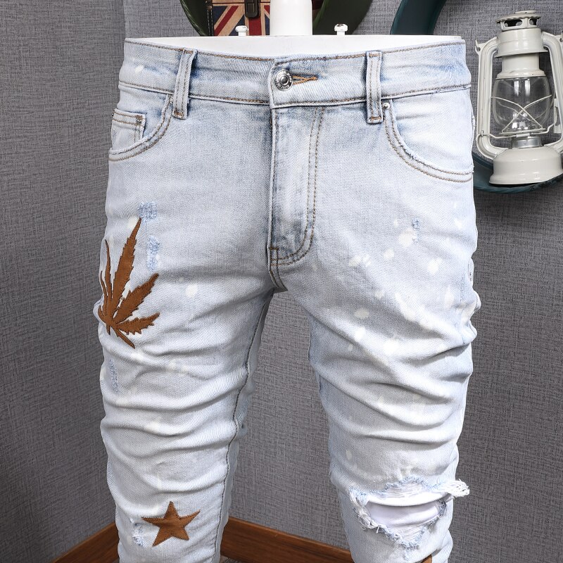 American streetwear mænd jeans lyseblå slim fit elastiske ripped jeans mænd natklub broderi hip hop jeans