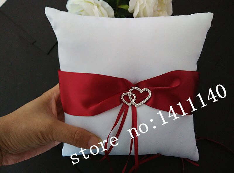 Dubbel diamant hjärta vigselring kudde dekorerad med rött band bröllop favörer
