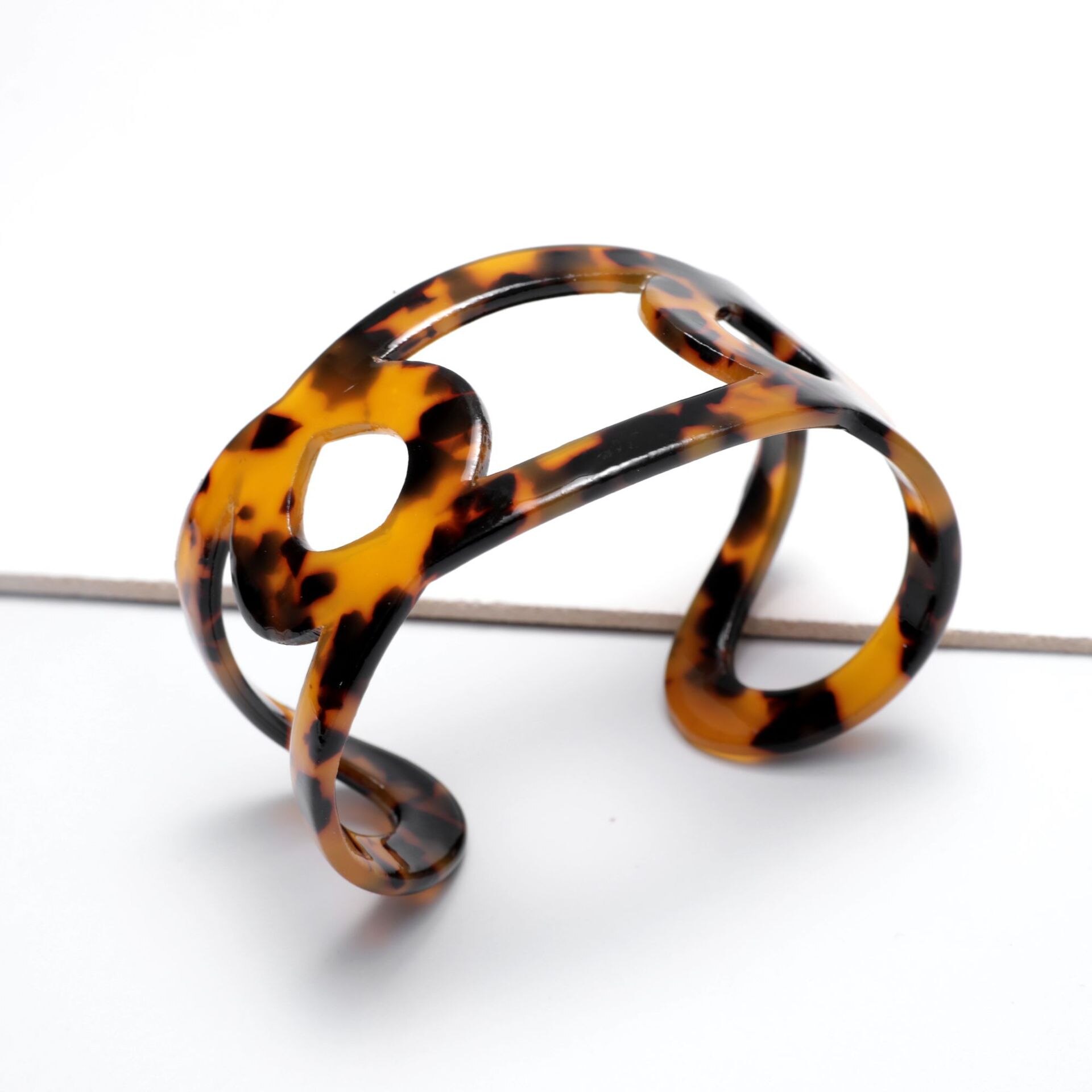 Tortoiseshell Open Cuff Bracelets For Women Hollow Round Leopard Resin Bangles Femme Simple Jewelry: 003