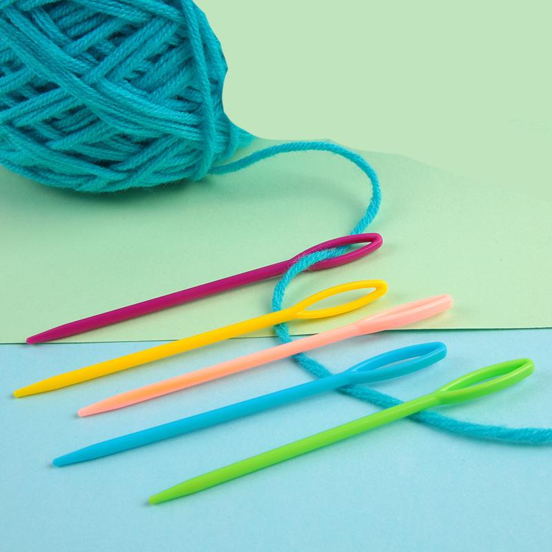 100 Uds. Agujas de tejer de plástico de colores mezclados 5,5-15cm ganchos de ganchillo aguja de hilo de lana niños DIY suéter herramientas de tejer accesorio