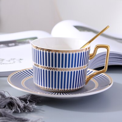 Tee Cup Vintage Ceramic Coffee Cup Reusable Espresso Cups Saucer Set High Tea Bone China Cup Tazzine Caffe Spoon Home LZI100