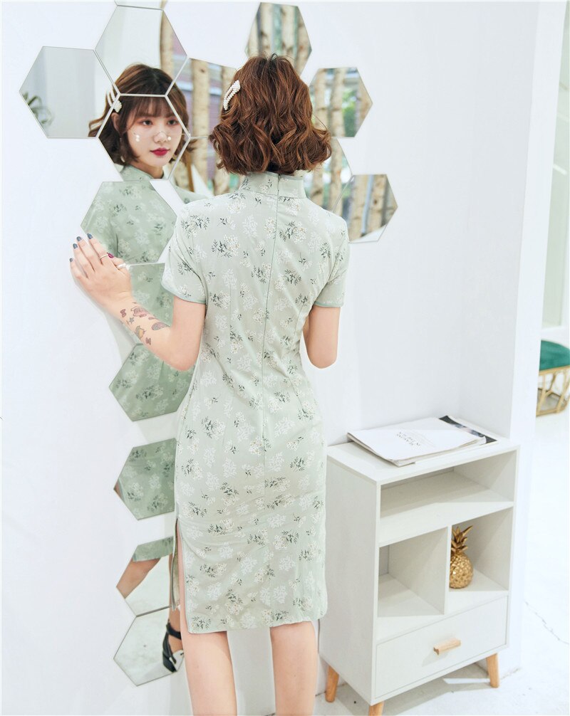 Qipao-vestido verde brillante, mujer, de manga corta, algodón y lino, estampado de flores, Cheongsam moderno, novedad de verano