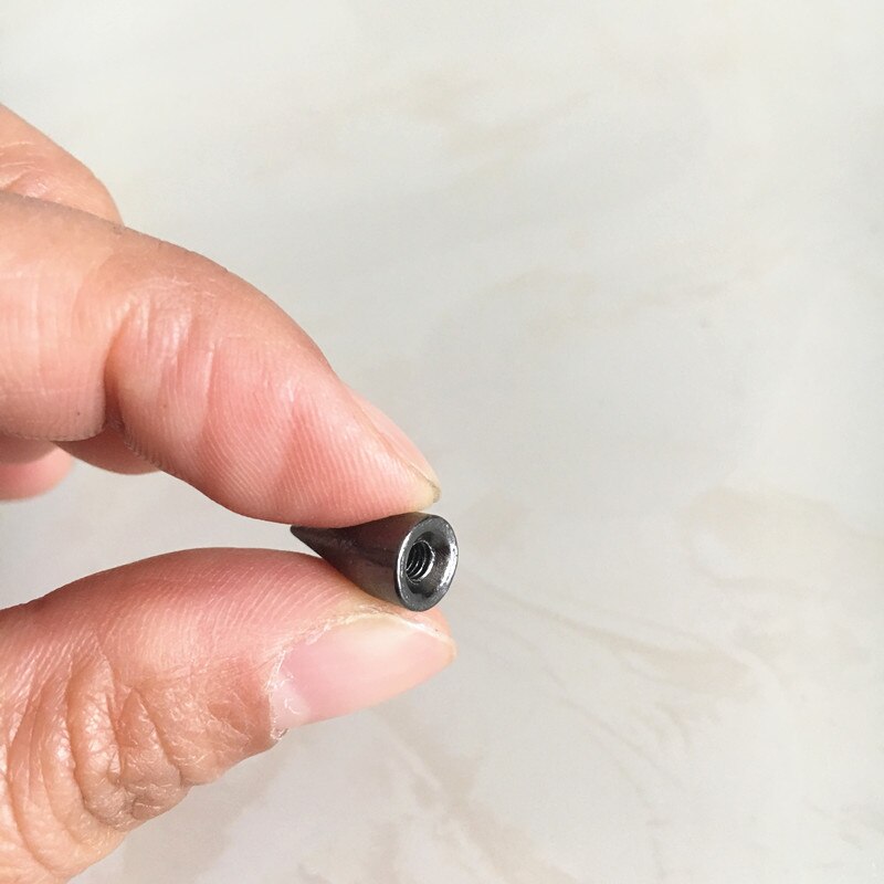 Ruuvata metalliset niittinastat, musta gunmetal punk rock piikkiniitti, luoti / härkäsarvi ruuvitappi, tee-se-itse-kengät, laukut, nahkakäsityöt