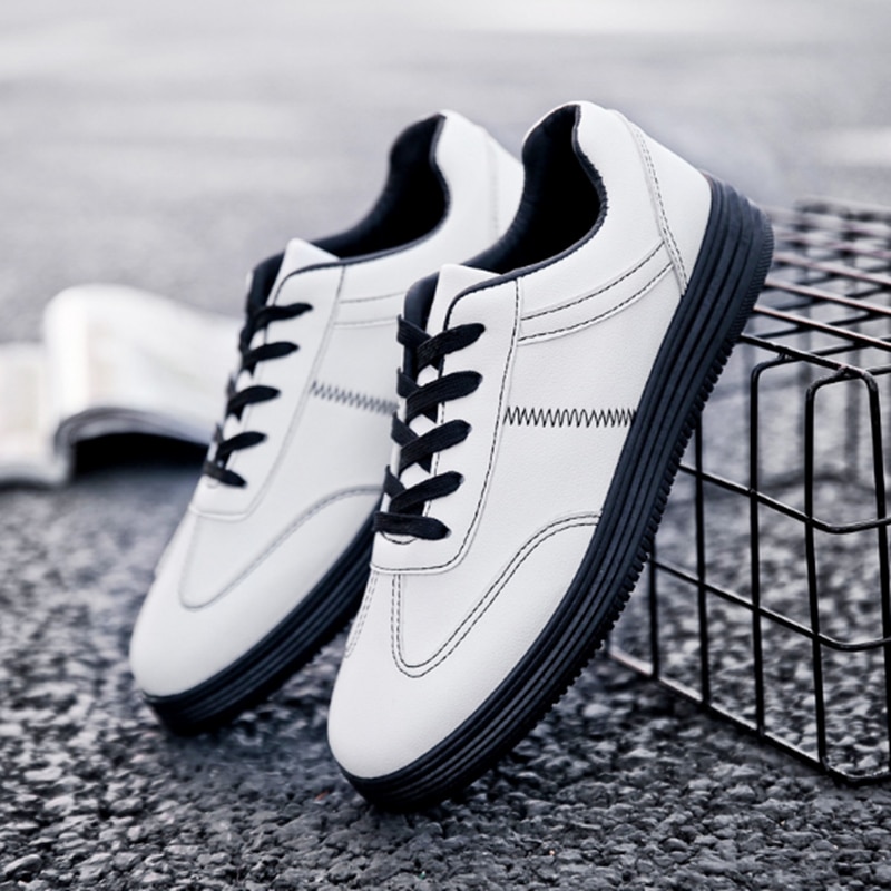 Män sneakers mjukt läder fritidsskor platt märke sneakers herr vita skor svarta plattor