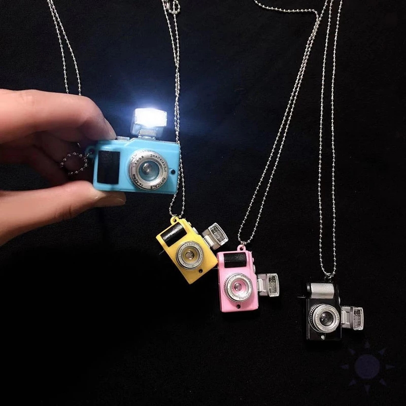 Collar de cámara con luz de Flash a la para mujer y hombre, collar de cadena larga Punk, collares con colgante de cámara Vintage, joyería de