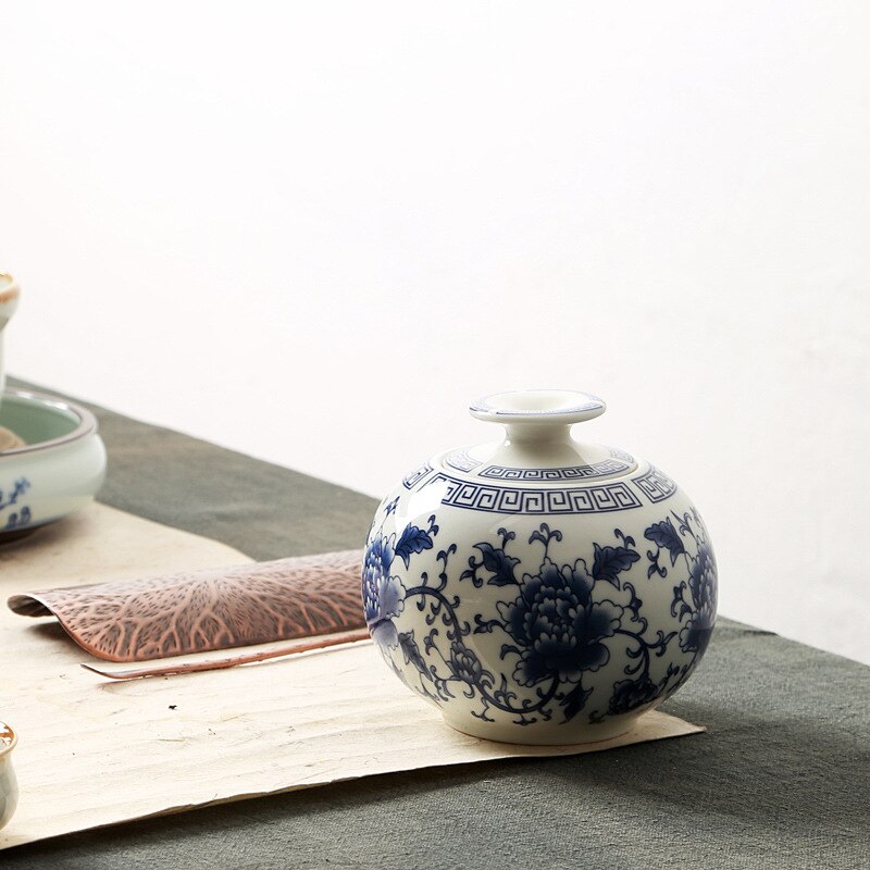 christmas Blue White Ceramic Tea Cans Sealed Cans Tieguanyin Puer Tea Large Portable Tea Cans Ceramic Round Tea Cans