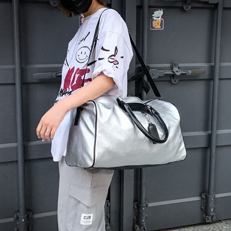 Zilveren sporttas damesbagage tas in reistassen met label duffel sporttas leer dames yoga fitness sport grote sporttassen dames