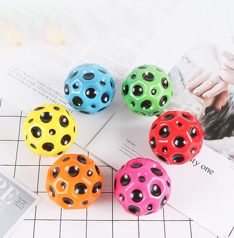 6cm mini högelastisk solid pu skum fotboll träning hål boll för att lindra stress fidget leksak elastisk boll moon ball för barn