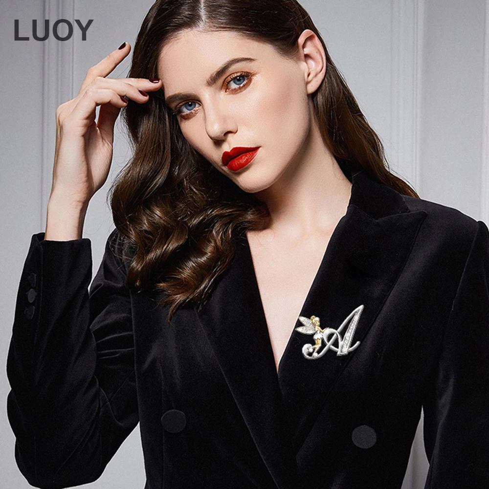 Broche de 26 letras de Ángel de cristal de lujo para mujeres y hombres, diamantes de imitación de A a Z, alfileres para Collar con iniciales de elfo, de , accesorios de joyería