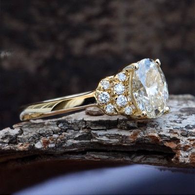 Huitan Luxe Vrouwen Wedding Ring Band Met Midden Ovale Clear Cubic Zirkoon Stone Goud Kleur Engagement Ring Voor Vrouwen