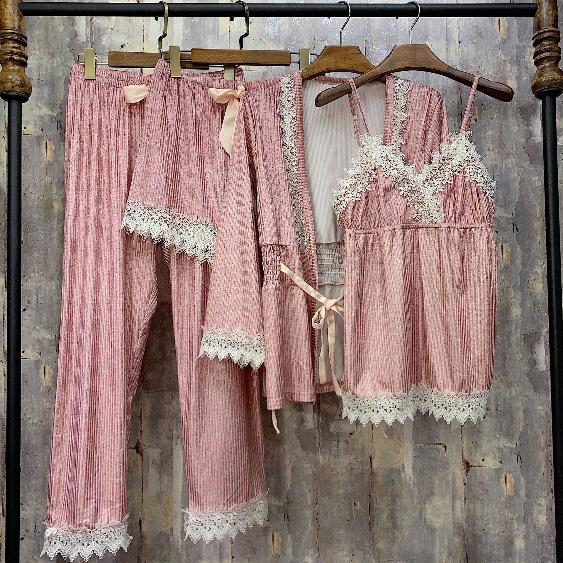 De vierdelige herfst- en winterpyjama's, comfortabele en sexy kanten pyjama's voor thuis, nachtkleding