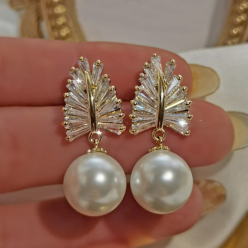 Huitan-pendientes de perlas de imitación de flores para mujer, aretes de lujo con incrustaciones de piedra CZ brillante, joyería de boda, lotes al por mayor: Chapado en zinc azul