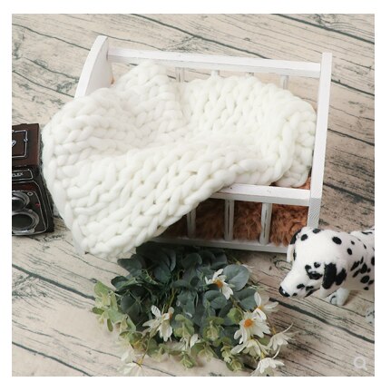 Neonatal photography props baby baby photo photo of the one-month-old wooden bed is a retro old props