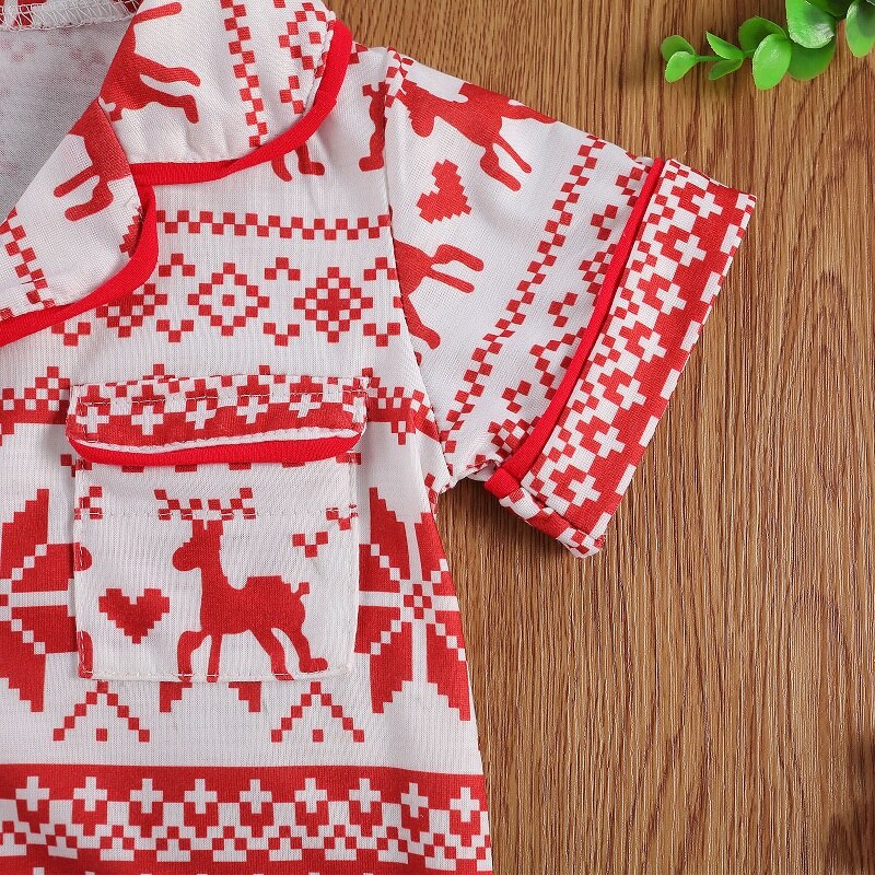 Los niños de dos piezas de ropa de dormir conjunto rojo copo de nieve y ciervo patrón impreso solapa Top + Pantalones cortos de 1-6 años