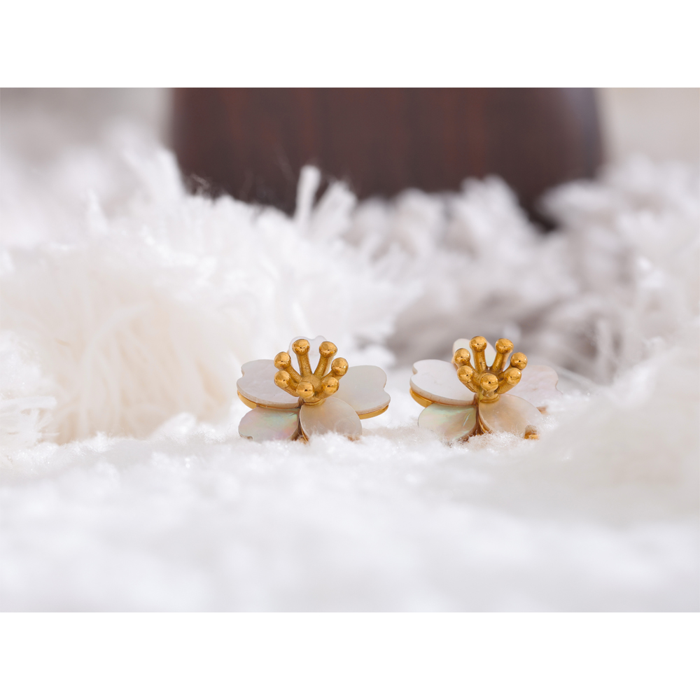 Yhpup natuurlijke schelp bloem gouden dagelijkse oorknopjes voor vrouwen voorkomen allergie roestvrij staal prachtige sieraden