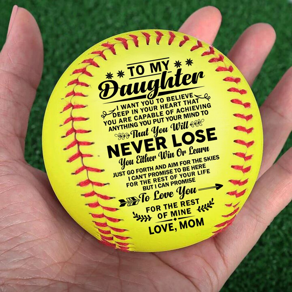 Maman à ma fille avec un message significatif imprimé sur la balle de softball qui aide à durer pour toujours.