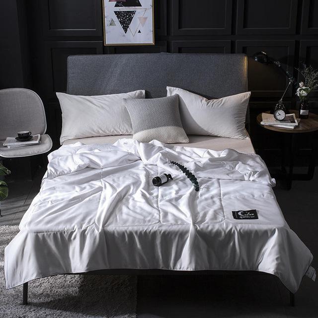 47 quilt sommerdyne ,100%  vasket silke, maskinvaskbar, myk behagelig pustende kan sove naken: Dronning / Hvit