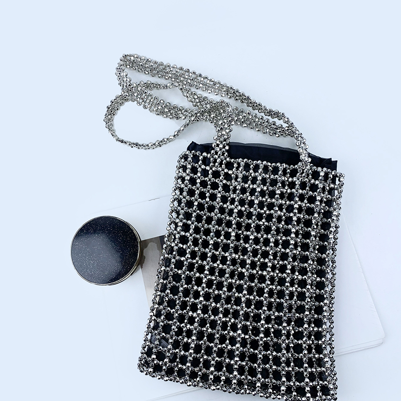 El bolso de perlas de cristal con cuentas de metal tejido a mano estilo resort ins de un solo hombro es más oscuro y más hermoso
