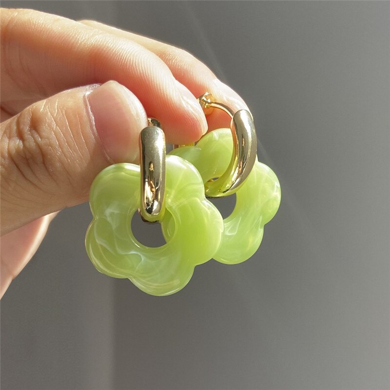 Retro Daisy Flower Resin Earrings Minimal Jewelry Neon Hollow Flower Blossom Acrylic Hoop Earrings Flower-shaped Resin Acetate: green