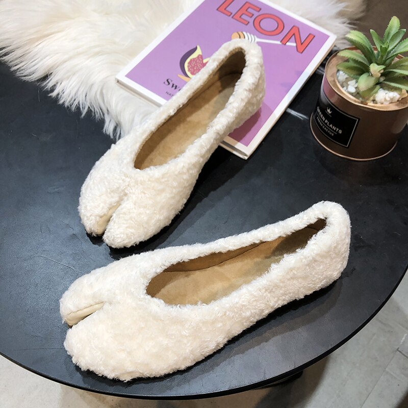 Kudde vrouw schoenen split teen tabi ninja flats korte casual draver effen harige loafers koreaanse femme schoenen winter schoenen