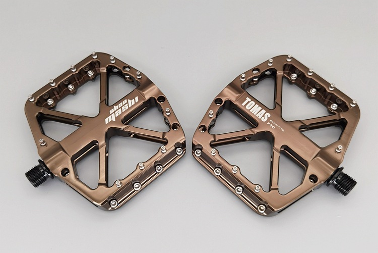 Ultra-light Mountain Bike Pedals CNC Aluminum Alloy Polished 3 Bearing Pedals Downhill Dirt Bike Anti-slip Bicycle Pedals: Chocolate