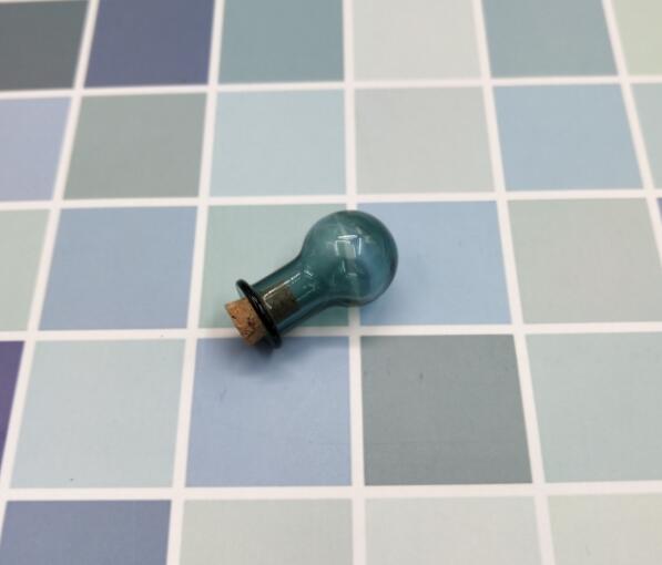 10 stks/partij Mini Glazen 9 Kleuren Fles Flessen Model Leuke Lamp Vorm Flessen Met Kurk Kleine Tiny Glazen Potten flesjes Hanger: Dark green