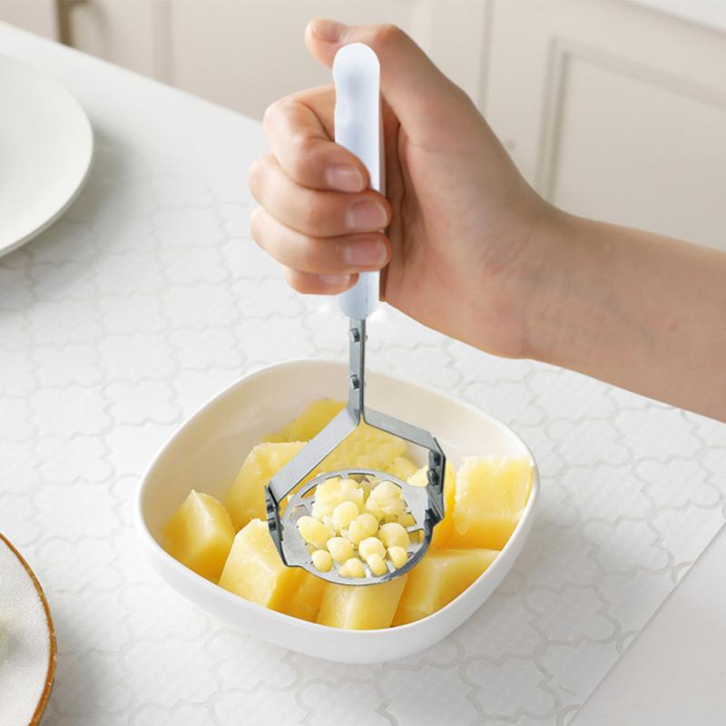 Schiacciapatate tenuto in mano patate in acciaio inossidabile pressa frantoio frutta verdura purea strumenti cucina domestica accessori da cucina