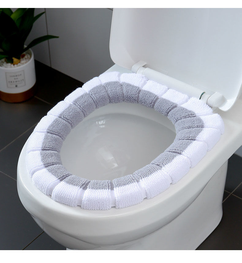 La couverture confortable de siège de toilette est des articles sanitaires chauds, doux et réutilisables de flanelle: Gray white