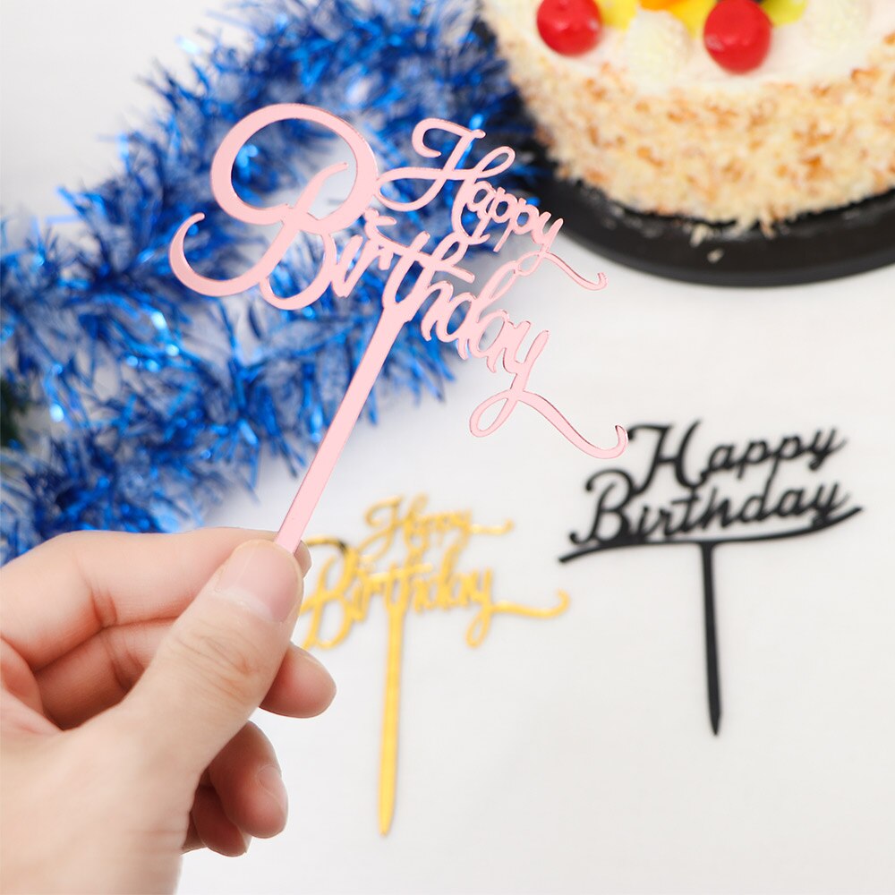 Happy birthday taarttopper van acryl met letters, goud en zilver, decoratie voor een jongensverjaardagsfeestje of bruiloft.