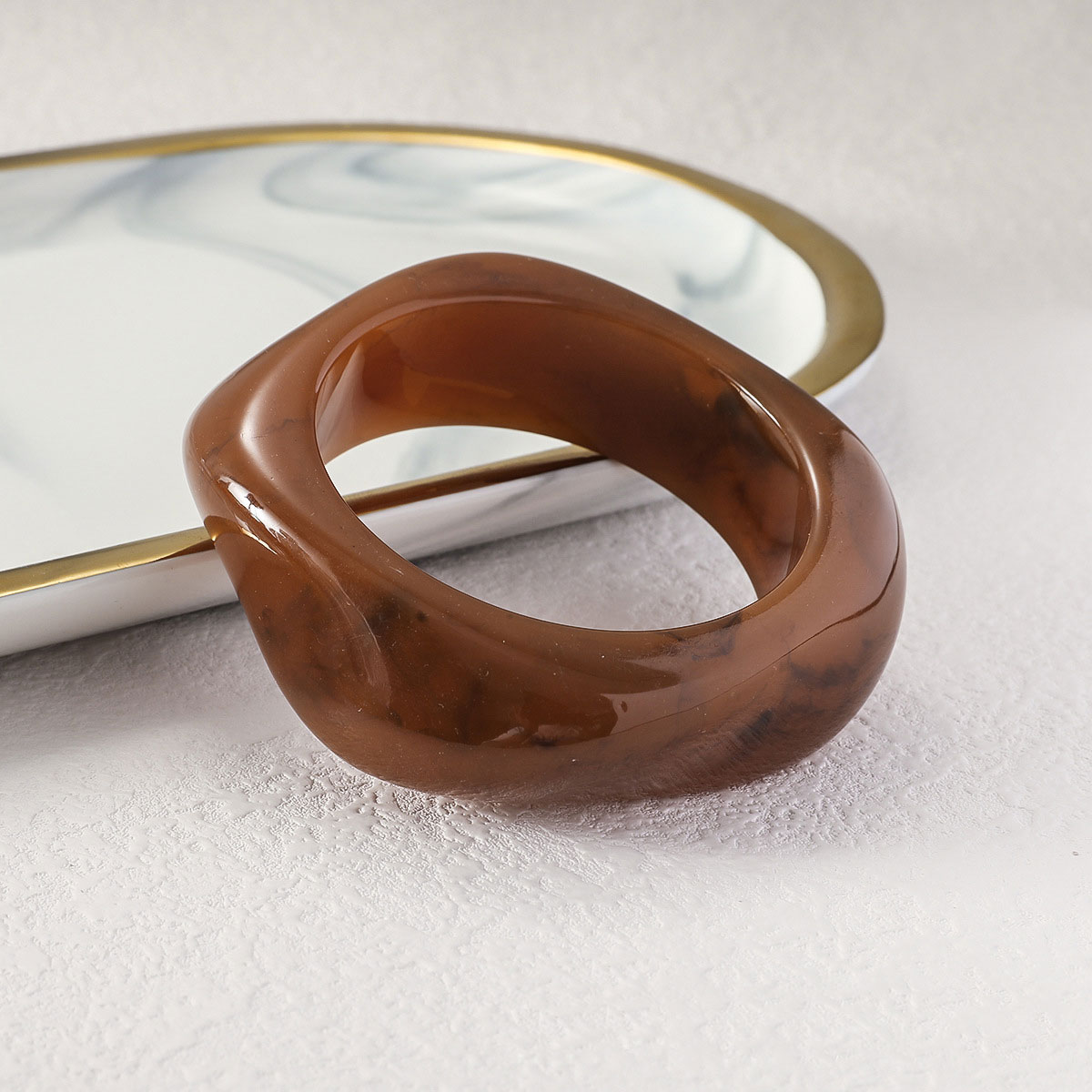 KMVEXO Vintage marron café irrégulier résine acrylique grosses Bracelets pour femme Goth géométrique charme main Bracelets Couple bijoux: Couleur or jaune pâle