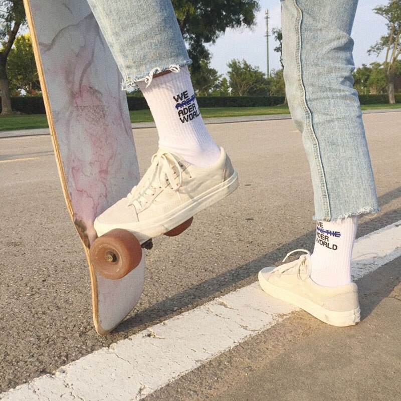 Dobre, zdrowe, modne skarpety męskie z nadrukiem wygodne, oddychające skarpety o średniej długości