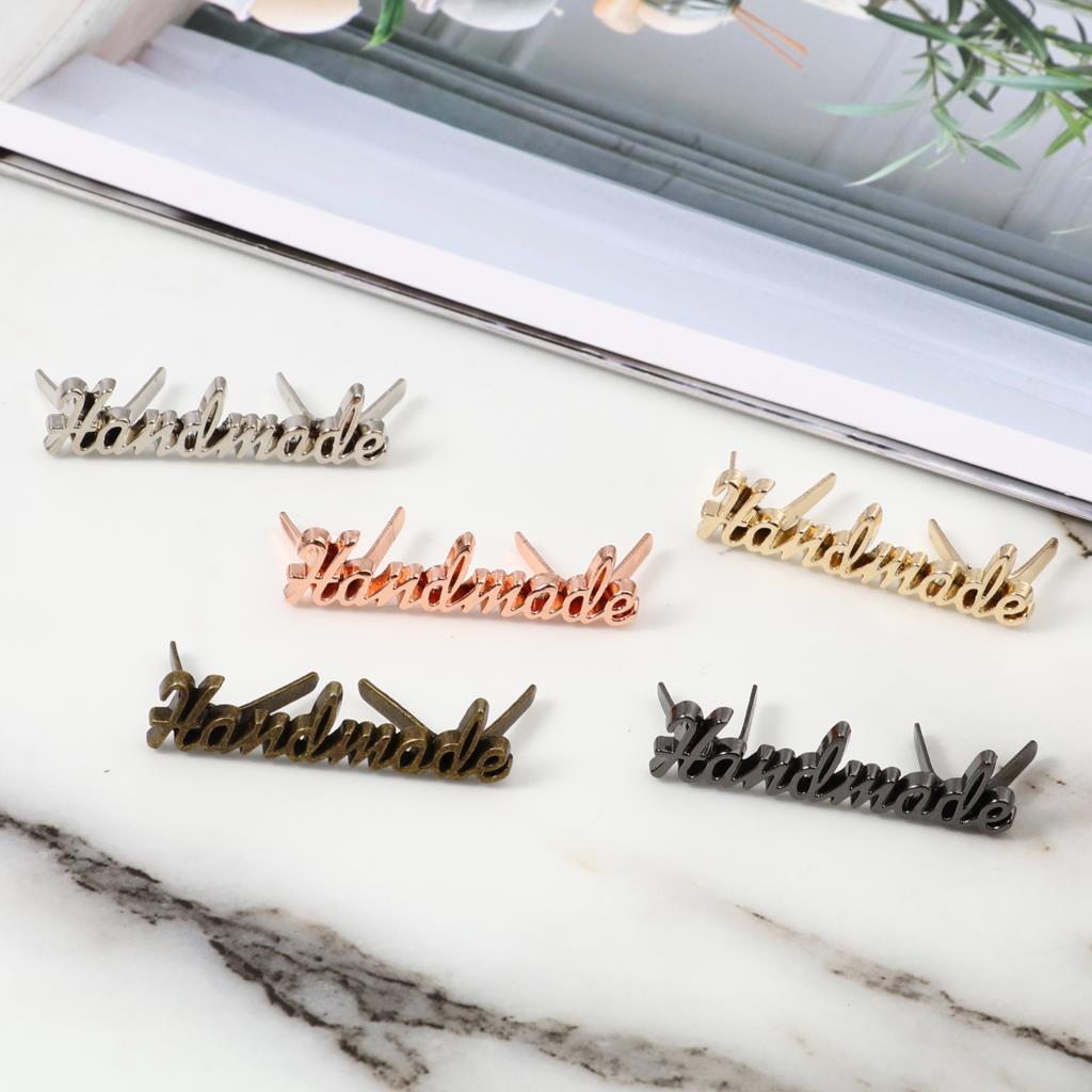 5 sett håndlagde bokstaver metalletiketter tag gjør-det-selv håndverksøm dekorasjonsetiketter tags tilbehør til jeans sko vesker håndlaget merkelapp
