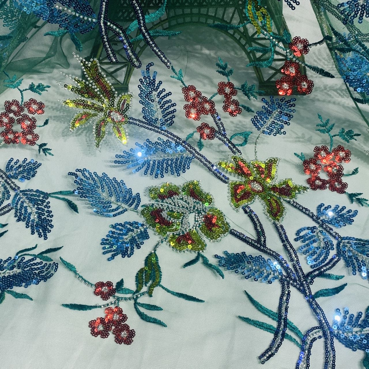 Tissu brodé en maille multicolore à paillettes et perles, 2022