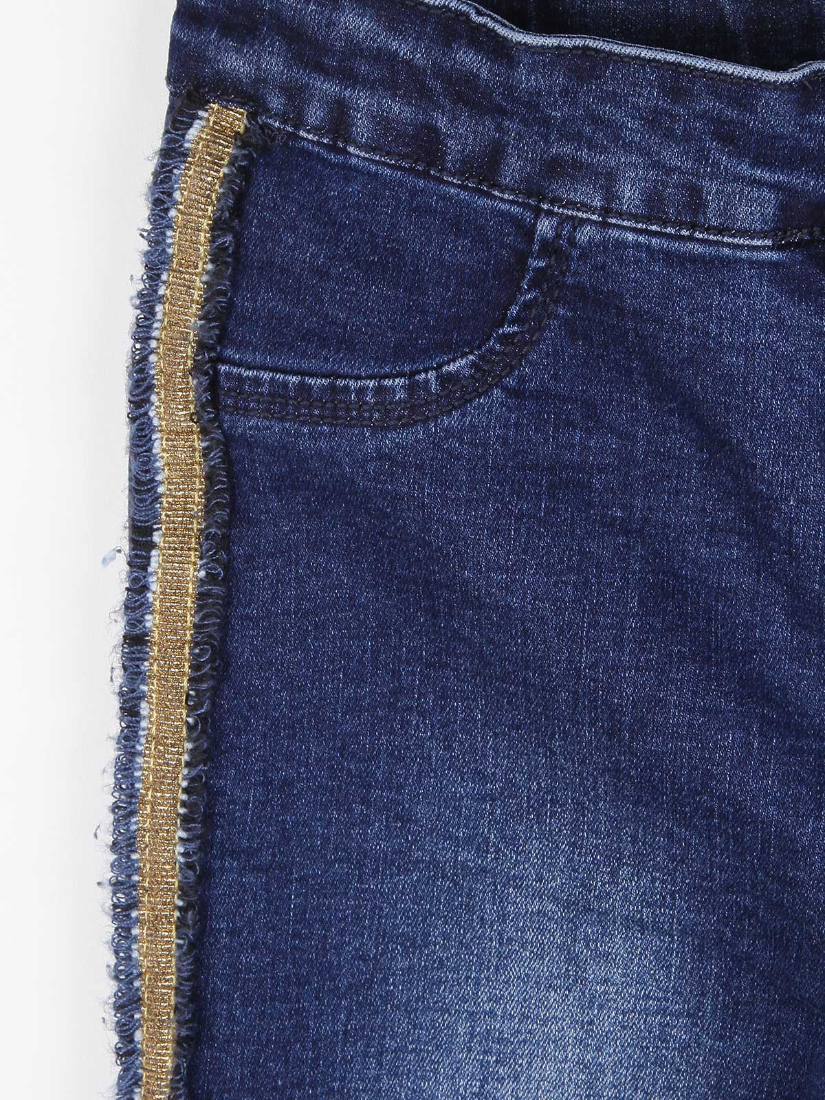 Vaqueros deshilachados con rayas laterales