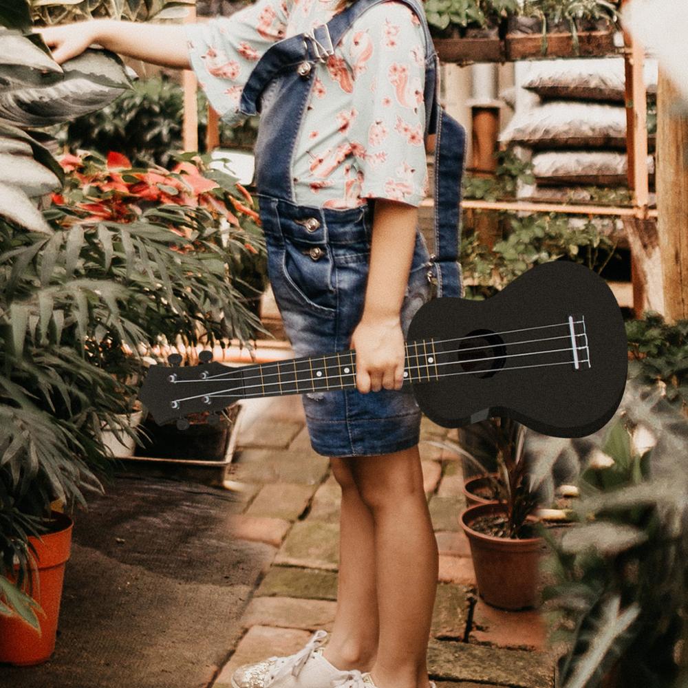 Kmise ukelele Soprano de juguete Musical, instrumentos para niños, 21 pulgadas ABS negro Uke con bolsa, cadena de púas