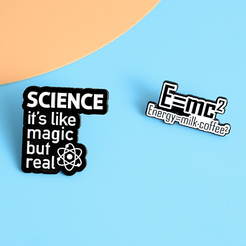 Creatieve Energie Vergelijking Broches Melk Koffie Natuurkunde Energy Science Magic Pins Shirt Revers Studenten Sieraden Badge