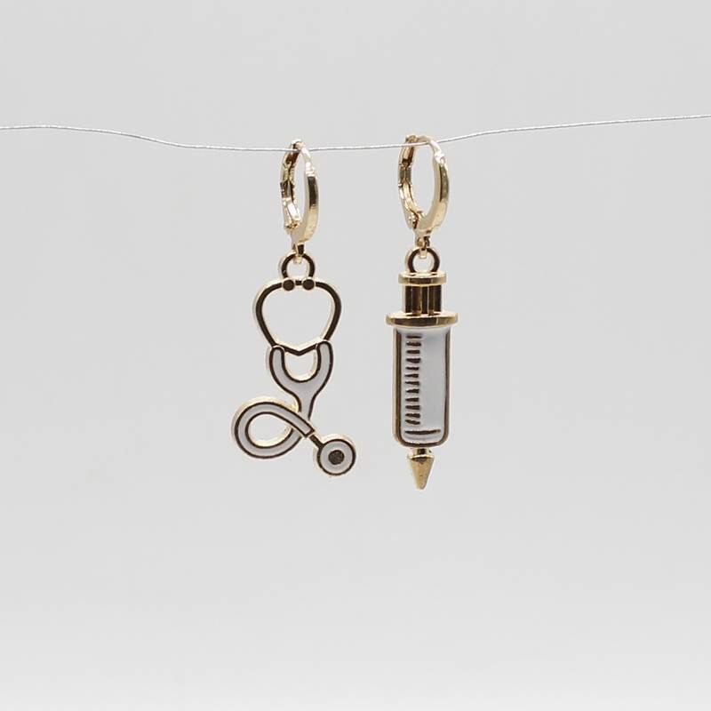 Boucles d'oreilles d'infirmière et de médecin, bijoux à la , asymétriques, seringues, stéthoscope, breloque de symbole médical doré: 1