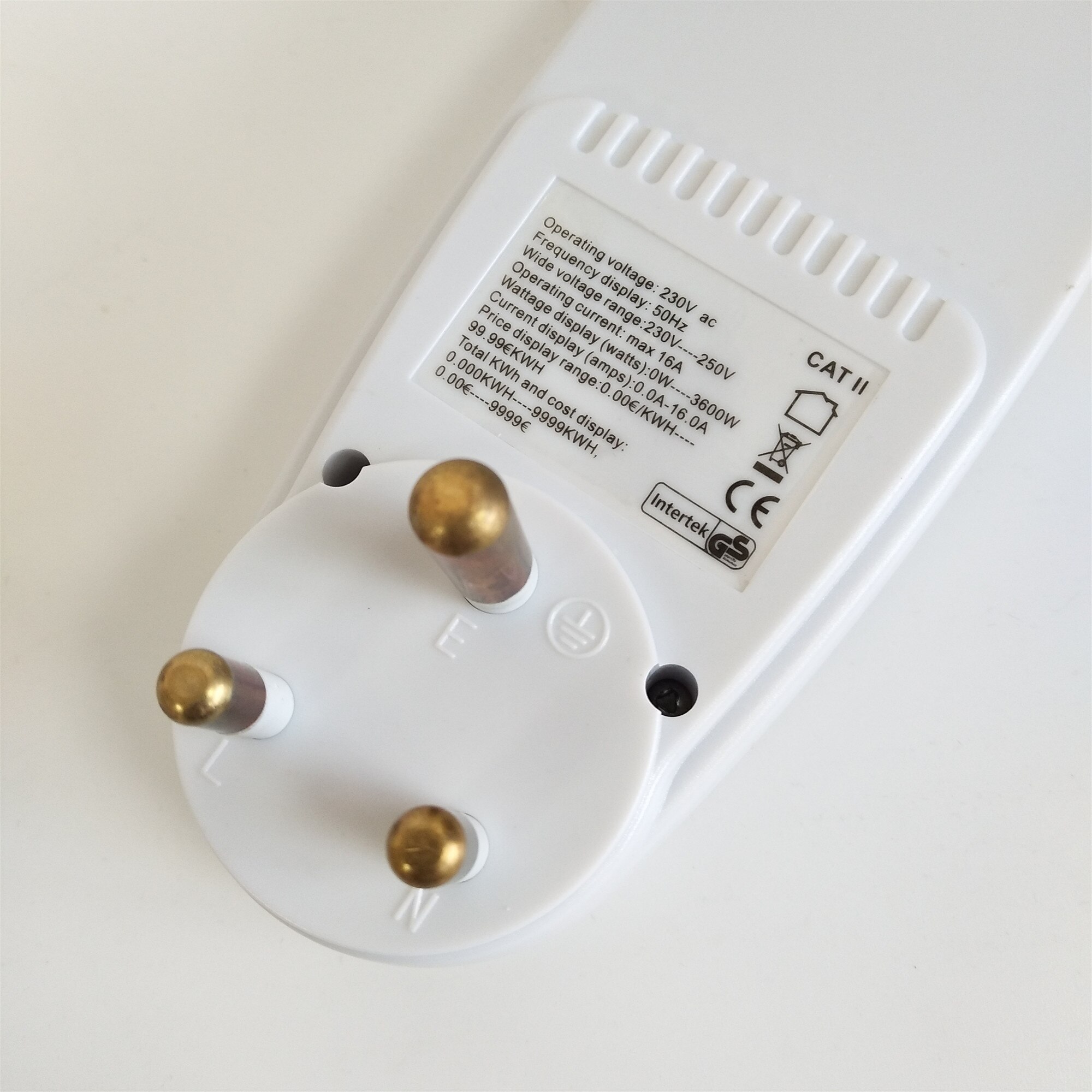 South Africa Plug In Digital Voltage Wattmeter Power Analyzer Electronic Power Meter Energy Meter Automatic Kwh Power Switch