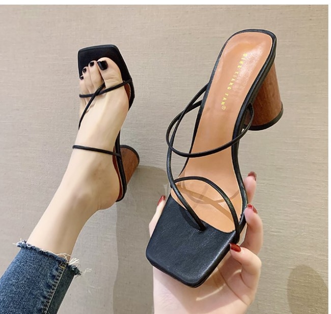 Märke sommar kvinnor tofflor låg klack glider kvinnlig peep toe fyrkantig klack sandal semester flip flops mujer skor
