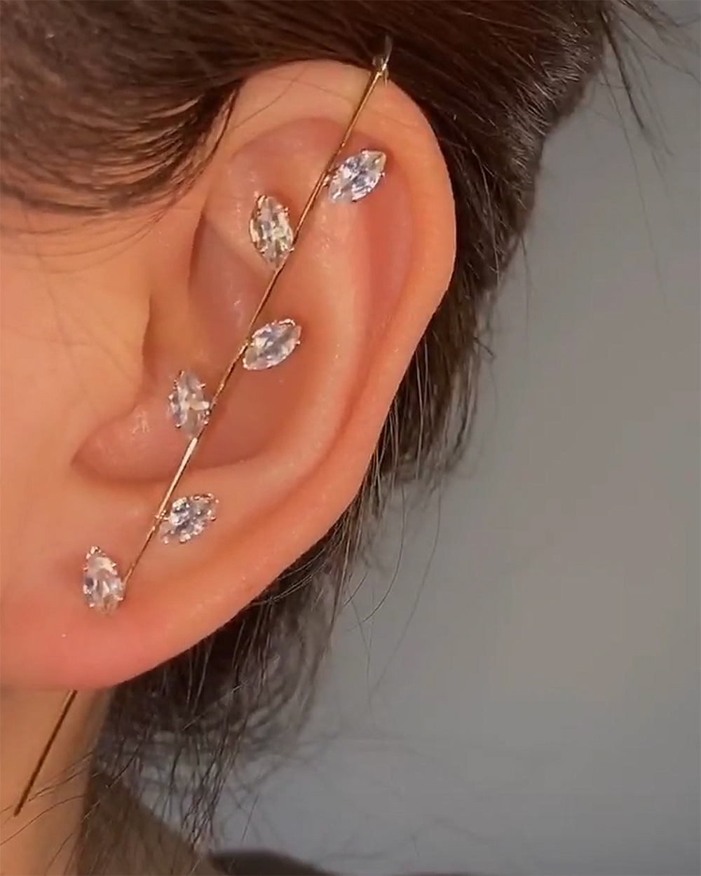 Nuevos pendientes de gancho sobre orugas con aguja para oreja para mujer, pendientes de perforación de circonio con incrustaciones de cobre Diagonal de aurícula envolvente/1 ud.: Pistola negra plateada
