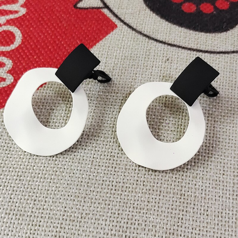 Women&#39;s Black White Mixed Colors Clip on Earrings Hollow Round Pendant Ear Clips For Non Pierced Women Jewelry: white mix