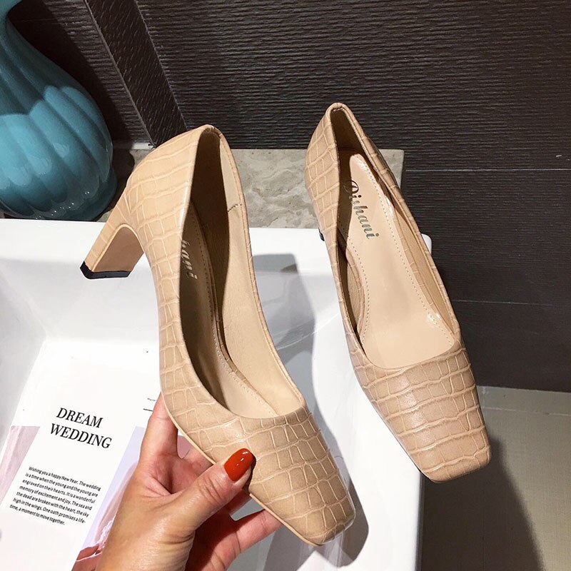 Höst vår kvinnor pumps fyrkantig tå chunky höga klackar pu ormtryckt läder dagliga skor kontorsarbete pumps 4 färger: Beige / 5.5