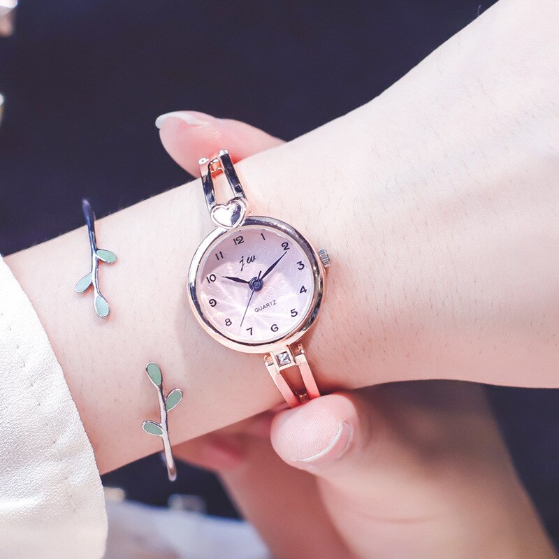 Vrouwen Mode Quartz Horloges Met Liefde Luxe Goud Zilver Roestvrij Stalen Armband Horloge Kwaliteiten Kleine Dames Horloges