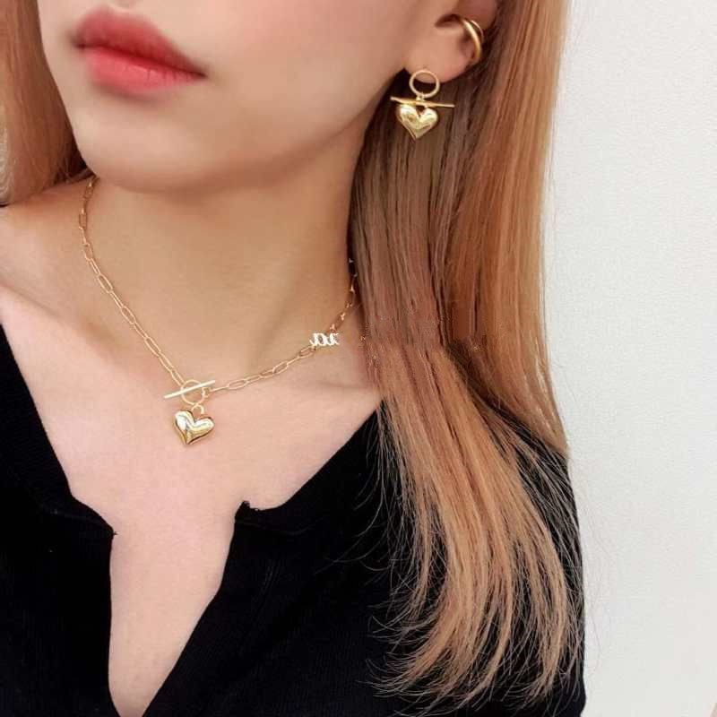 HUANZHI Trendy Retro Golden Metal Clavicle Necklace Love Heart Choker Necklace for Women Girls Party Jewelry