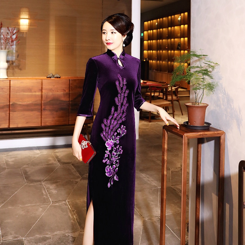 Sheng coco velour lilla cheongsam kjole påfugl blomster broderede høje arkiver lang qipao kinesisk kjole kvinder tøj