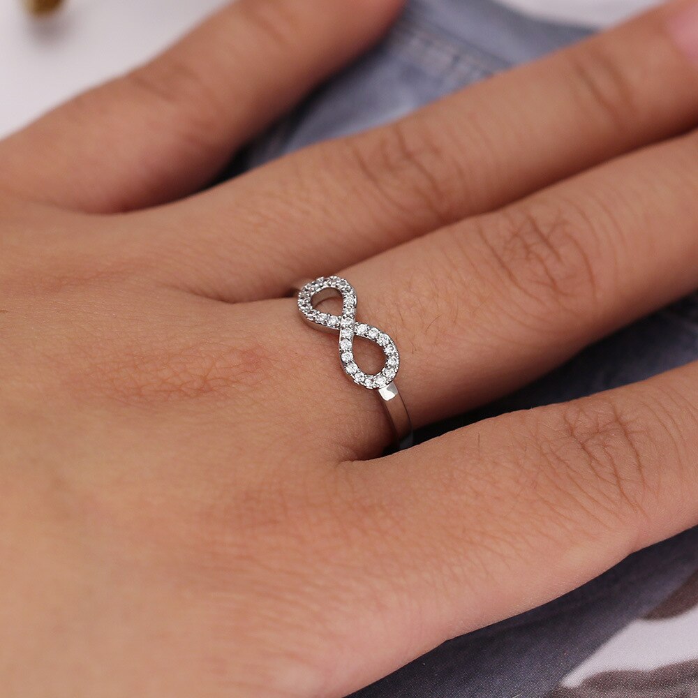 Anel de aço inoxidável para mulheres, anel de símbolo do infinito simples com anel de zircônio, cor prata, strass, presente de joias