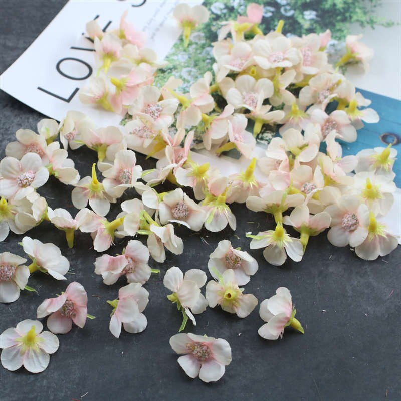 50 stuks 2cm veelkleurige madeliefjeshoofdjes mini zijden kunstbloemen voor kransen, scrapbooks, decoratie voor thuis en bruiloften: Lichtroze